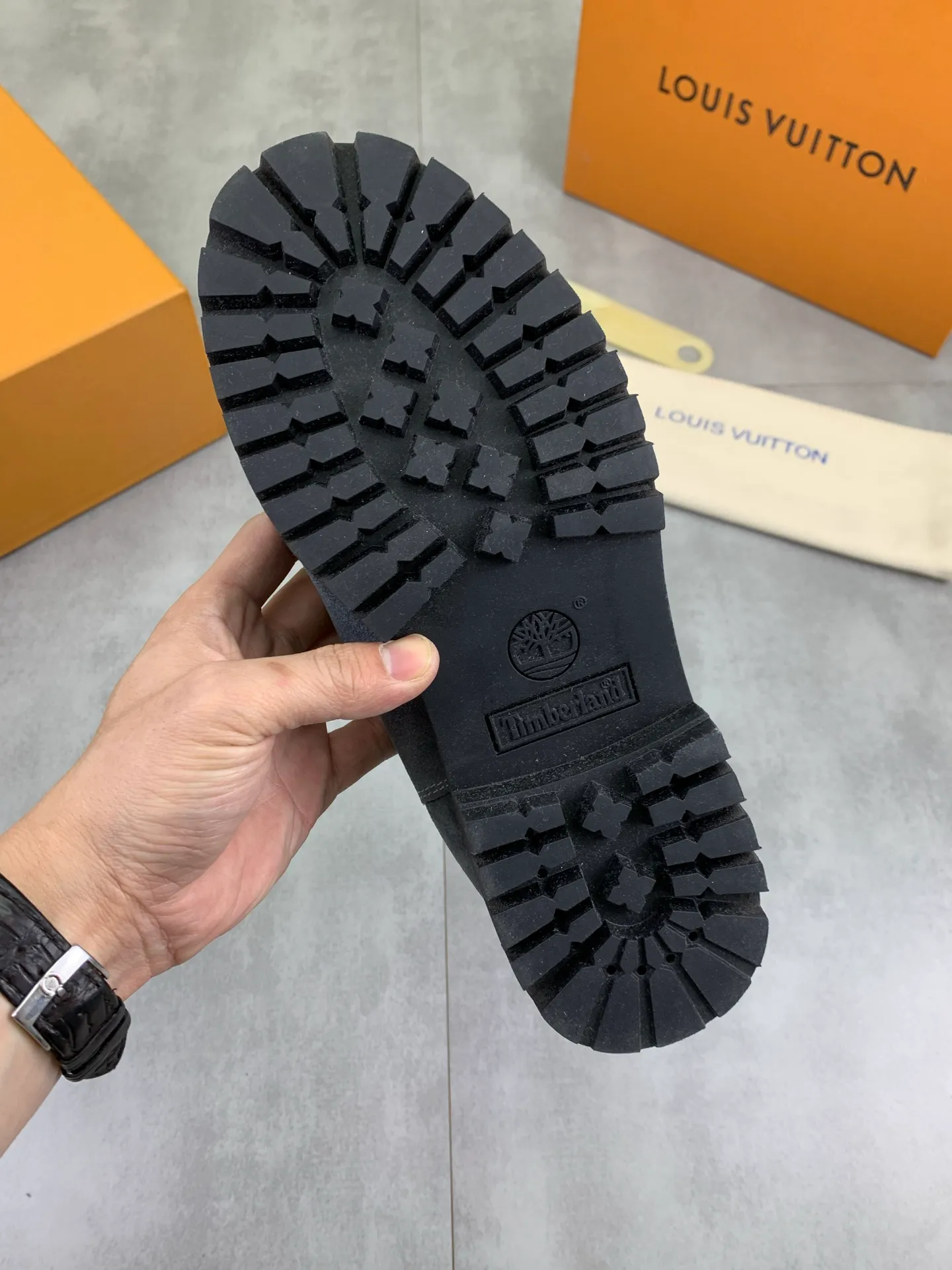 Factory price P900 💰💎💎💎High version of new men's shoes. Purchasing quality◾️◽️LV～Louis Vuitton boots series! by Virgin Abloh The most beautiful sneakers, Lv Brand strongly recommends new products, official website limited edition retro basketball sneakers! Both the high-top and low-top models spent money to purchase 1:1 accurate reproductions of the originals. The details are invincible and full of sincerity. The imported custom-made original frosted cowhide leather is packaged in the same way as the originals. The details are 100% restored. The privately customized originals are combined into a non-slip, wear-resistant and lightweight foam outsole. It is different from other brands. Without the original version, this effect cannot be achieved! L’s best-looking men’s shoes in the past, don’t miss it! Calfskin lining: Imported water-dyed cowhide lining/foot pad Outsole: lightweight foaming and non-slip Size: Men's 39-44 (38, 45 customized, non-refundable)
